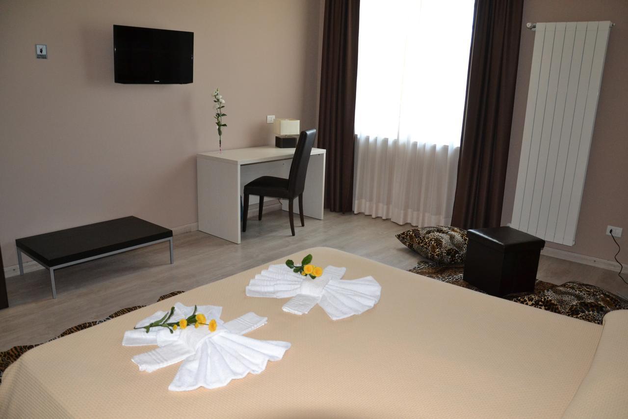 Fly In The World B&B Fiumicino Bagian luar foto